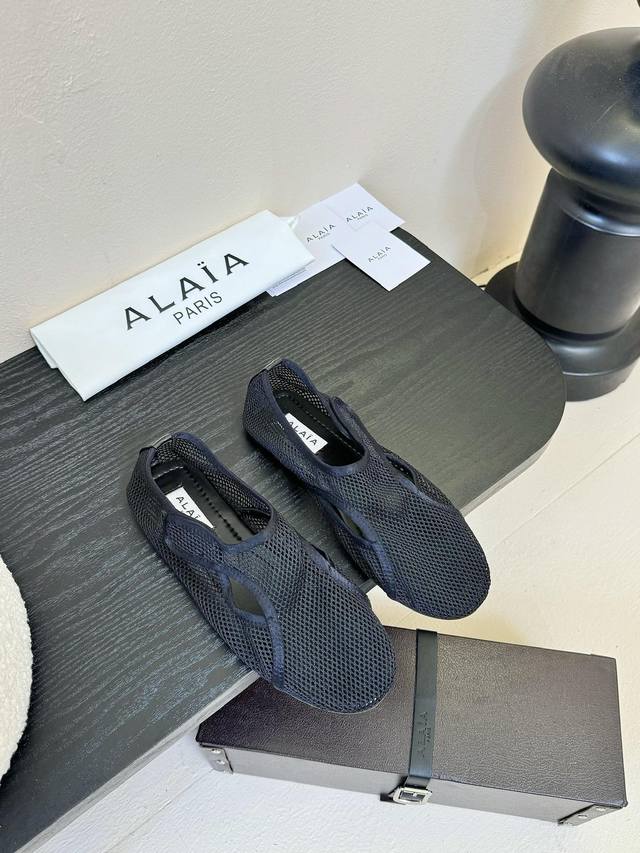 Alaia 25Ss 春夏季新款 明星同款 穿搭万金油 夹脚 渔网鞋 轻盈透气 夏日松弛美学透气网面日月光倾泻 交织出若隐若现的透感美学 网面设计 呼吸感拉满