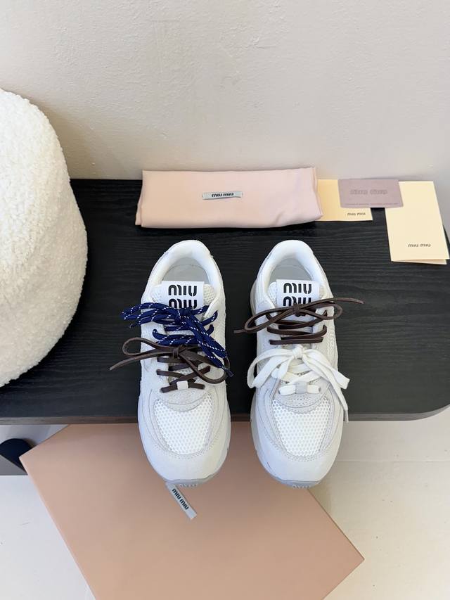 Miumiu X Nb又有了新的联名球鞋！！ 之前的Miu Miu X New Balance 联名鞋子火的一塌糊涂，这次又来了老爹鞋款，新的联名系列啦 不再是
