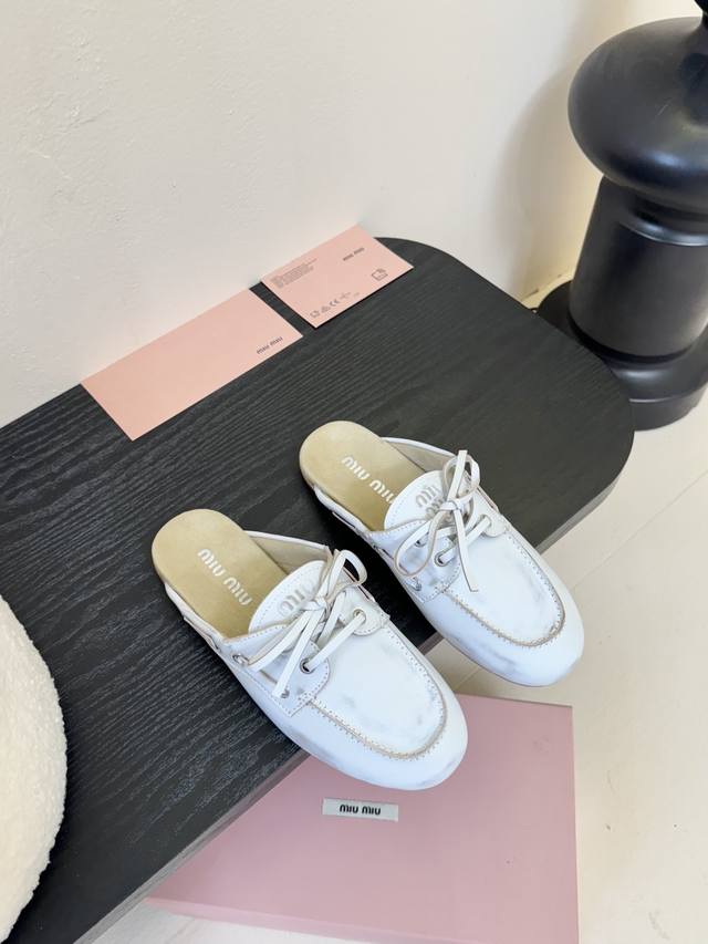 Miu Mi* * 25春夏 复古系带拖鞋 四色 各路明星订货会试穿订购火爆超级休闲百搭闭眼入都是不会后悔 Zp开发订制真正对版大底 鞋面：定制进口牛绒 垫脚: