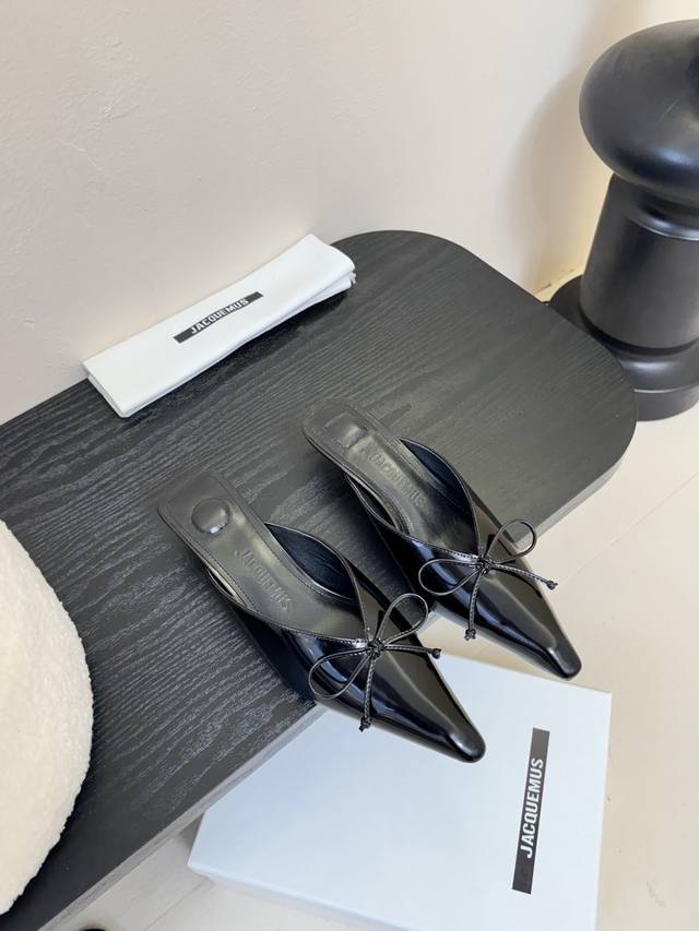 Jacquemus 25 Aw 尖头小猫跟单鞋 近期热门单品 这双很时髦啦 各大网红上脚 搭配度满分 原版开发制作 匠心开发 原版定制开边珠牛皮 羊皮内里 真皮