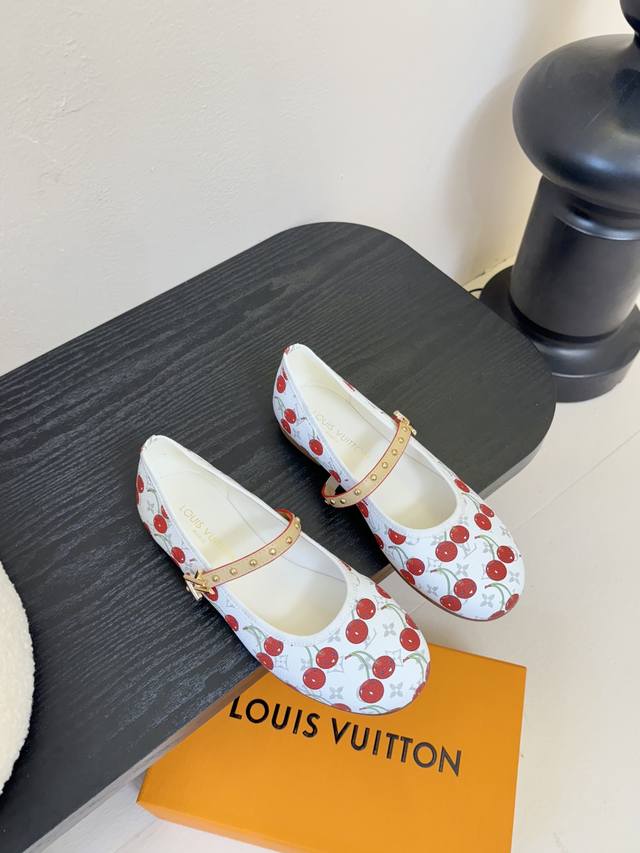 Louis Vuitton Ss25 New Arrival Lv驴牌春夏系列玛丽珍平底鞋单鞋新品 简约精致，高级感满满，尽显优雅气质～上脚超好看，拉满了夏日美