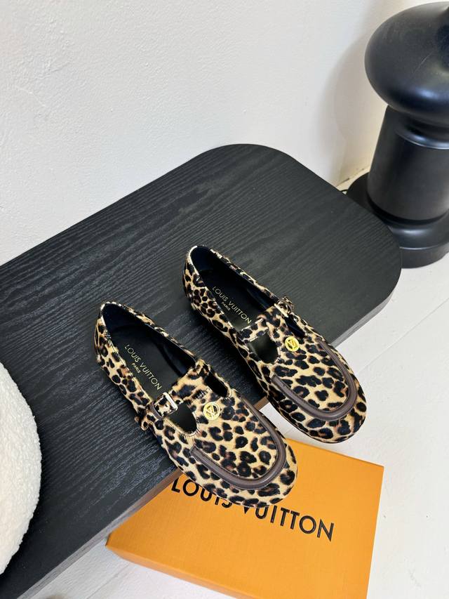 Louis Vuitton Ss25 New Arrival Lv驴牌春夏系列玛丽珍平底鞋单鞋新品 简约精致，高级感满满，尽显优雅气质～上脚超好看，拉满了夏日美