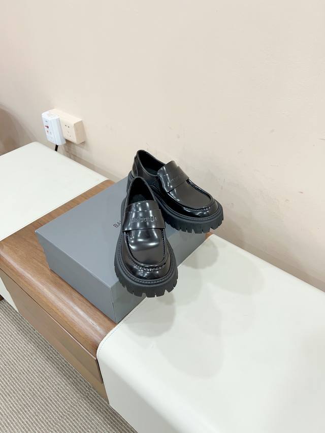 已认证 Balenciag*巴黎家新款大头德比鞋乐福鞋！这款鞋子是巴黎家新推出的，为了满足大家的需求，设计师们特别选用了舒适面料，给你的双脚全天的呵护！ 无论是