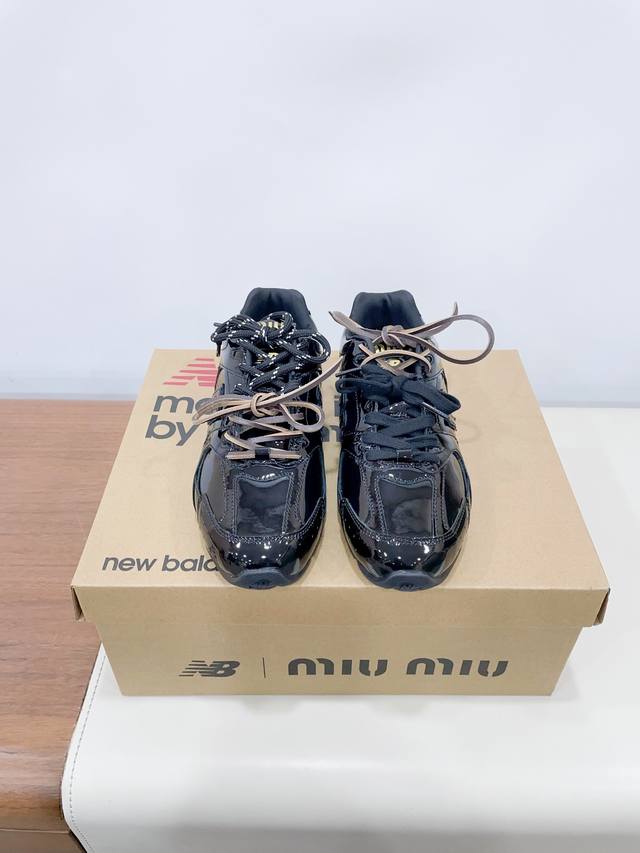 Miumi* X New Balanc* 联名款Nb运动鞋 网上已经吹爆了这个款！超级 复古到心里了吧 以双色鞋带样式呈现新季的潮流要素-适当“邋遢”就是随性而