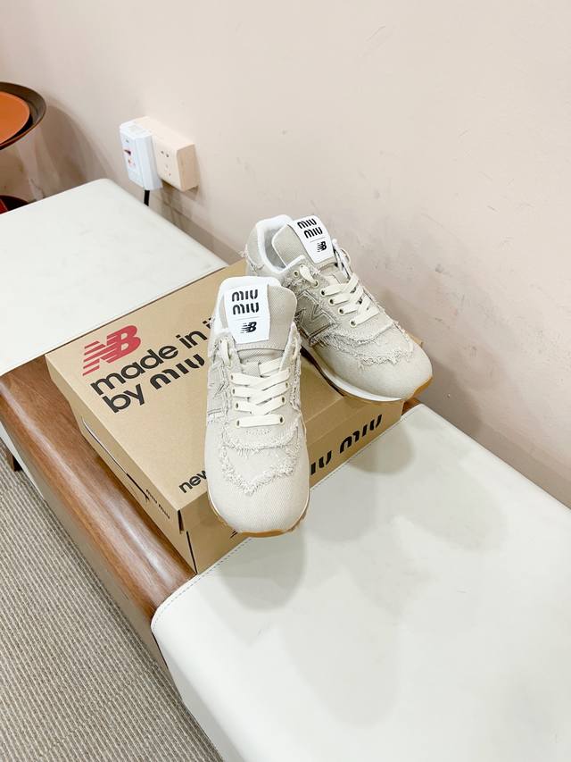新色来啦 574联名系列又出新色 这次联名诚意满满非常有亮点鞋面粗纹布料拼接、做旧毛边设计、复古又叛逆、令人眼前一亮、正品一鞋难求、整双鞋子设计粗狂，上脚非常轻