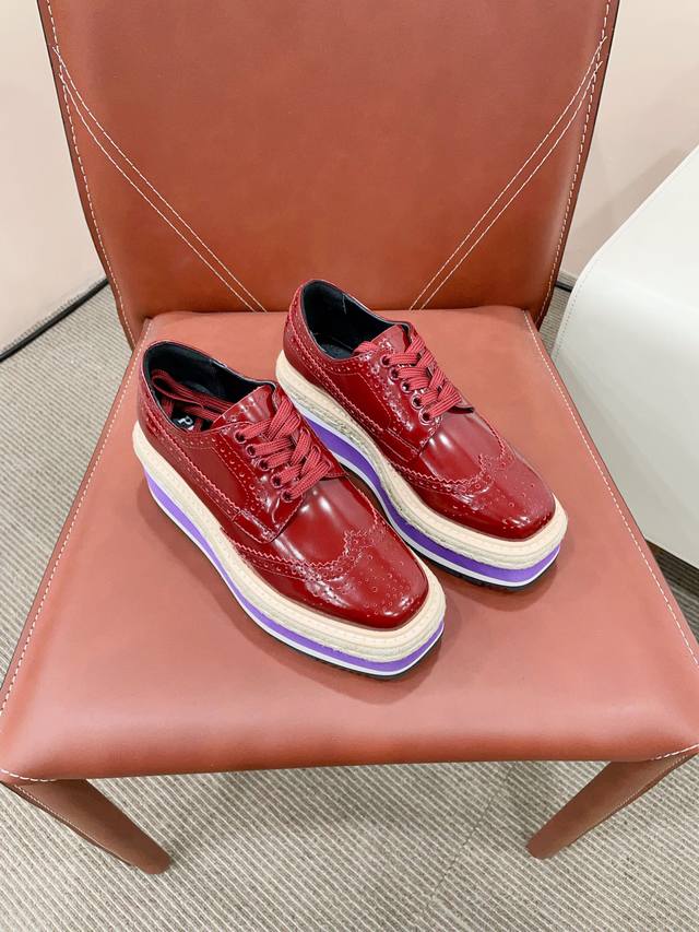 Prada Fw25 New Arrival～ 普拉达2025春夏走秀款｜松糕厚底鞋新品 时尚就是一种轮回P家松糕鞋时隔多年翻红啦！ 经典万年款#系带.冲孔.雕