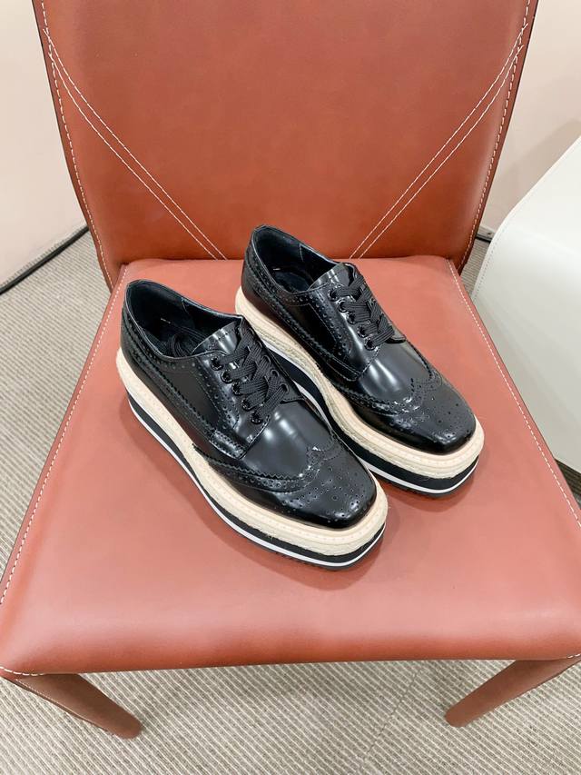 Prad Fw25 New Arrival～ 普拉达2025春夏走秀款｜松糕厚底鞋新品 时尚就是一种轮回P家松糕鞋时隔多年翻红啦！ 经典万年款#系带.冲孔.雕花