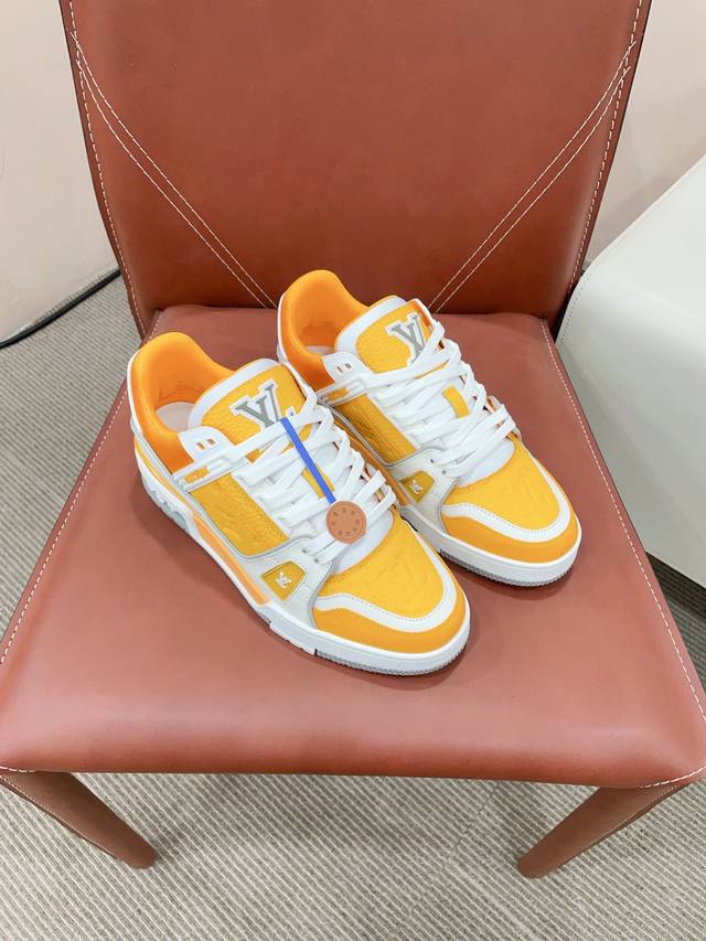 已认证 路易威Lvtraine 运动鞋 Virgil Abloh 马卡龙系列从复古篮球鞋汲取灵感，打造备受青睐的Lvtraine 运动鞋。此款鞋履为粒面牛皮革压