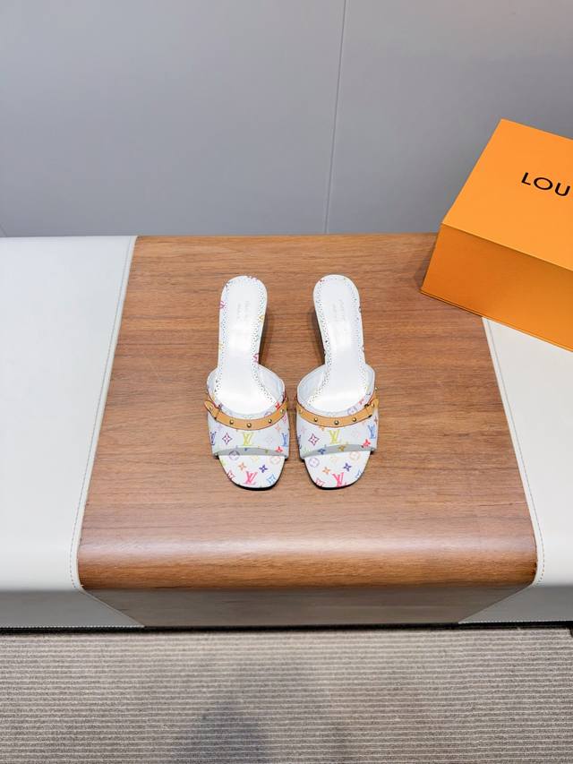 Louis Vuitto- 路易威登春夏蝴蝶结时装拖鞋 春夏秀场出镜率最高的一款单品 超多名模上脚 简约大方非常百搭 鞋面采用原版牛皮； 全皮包裸纯手工缝纫鞋面