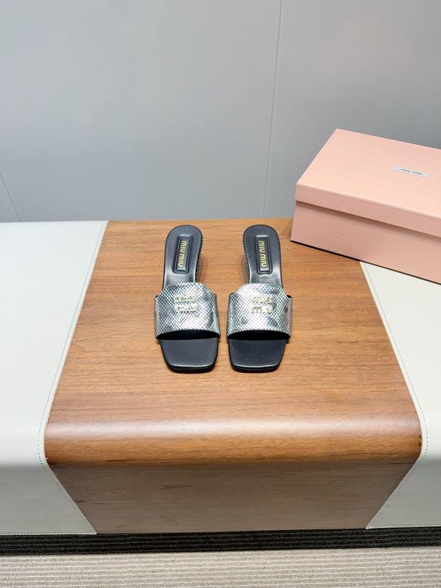 Miu Mi- 25Ss 最新夏季 平底 牛仔布 拖鞋 今年夏天为你们多准备几双必备拖鞋，老顾客都反应对这款需求很大！ 专门订制的一批为Miumi-后续新款做准