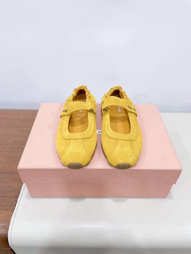 Miumi*缪缪2025春夏最新走秀款玛丽珍休闲鞋 国内外博主刷爆的一款，小红书种草系列，复古又时髦上脚美炸了 简约的运动板鞋设计，极具辨识度的鞋舌，打造佛系甜