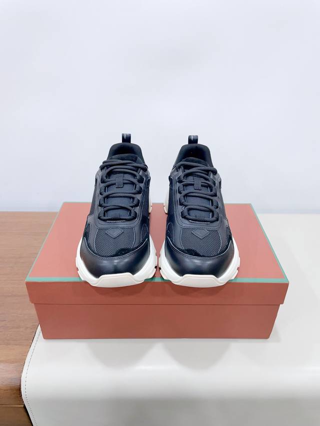男码+10 Lp 家新品 Loro Pian* 诺悠 翩雅Cairn Walk 情侣款运动鞋老爹鞋 官方售价 Rmb 8,200 这款灵感源自都市风格的运动鞋舒