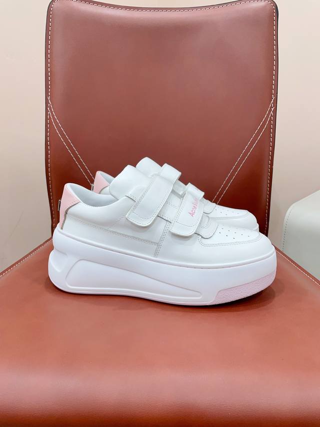 已认证 Acne Studio* 24Ss 最新厚底休闲魔术贴笑脸小白鞋渠道牛货！难得一见的好货！ 最受欢迎的单品当属小白鞋，可以搭配出N种风格，无论你想扮成帅