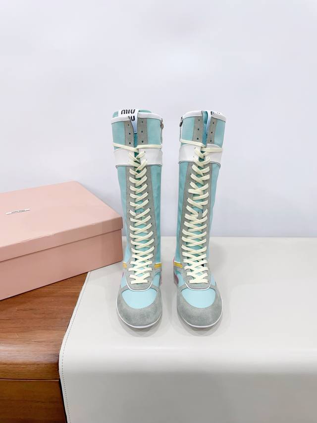 Miu Mi* 25Ss 春夏新款走秀Miumiu 德训 休闲靴 秀场工艺来自Miu Miu系列的细节特写 新季的潮流要素一 与此刻挚爱的概念，多元对撞，传达现