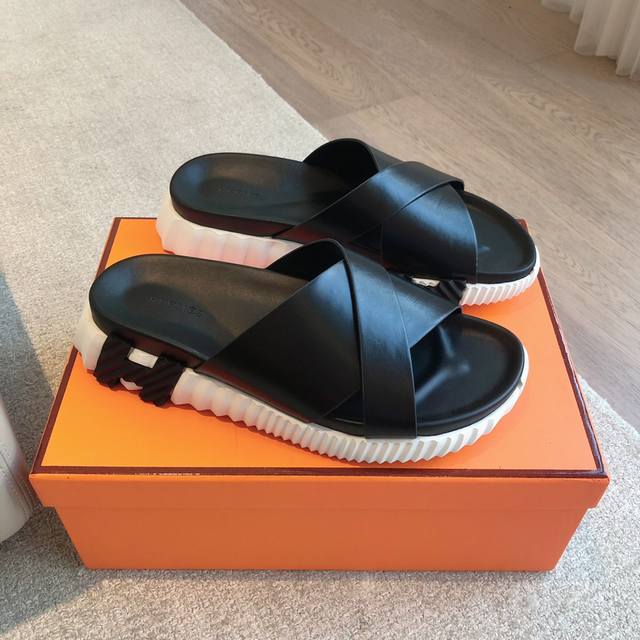 Hermes... A Eclair 新款Kelly+爆款系列 版型超正，有一定厚度增高显腿长！透体透气 舒适的进口牛皮 春夏拼色兼具颜值舒适度的单品！ 渠道货