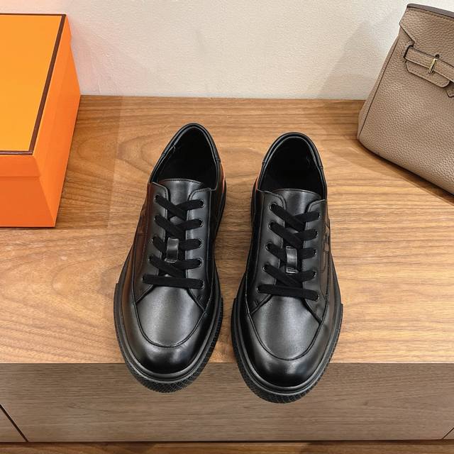 Herme S Ss24 New Arrival～ 专柜大热情侣款，H家配货首选鞋履！ 是爱马仕经典款 每一季都会出很多颜色 绝对是最值得买的配货之一 有遇到的
