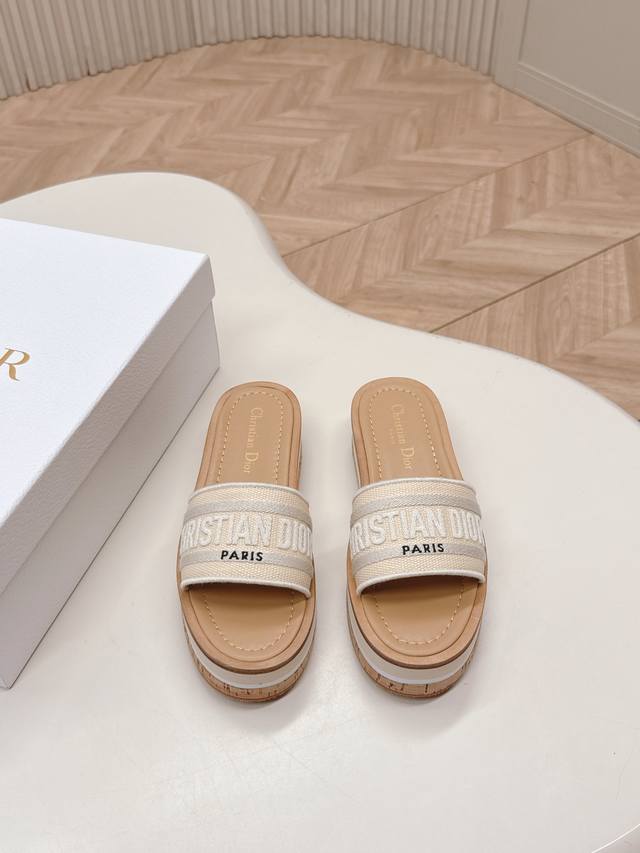 出厂 ，新色！！Dior 迪奥 25春夏新款 Ivieta Dway 松糕厚座一字拖Cd字母Logo立体刺绣厚底圆头露趾拖鞋 原版开发市面顶级版本，脚感柔软细腻
