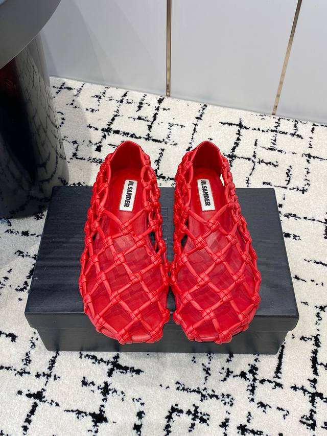 出厂 ，Jil Sander 吉尔桑达 25新款渔网编织绳结镂空拖鞋 非常新颖的设计，让人眼前一亮！夏日氛围感渲染十足！鞋面采用超级软且坚韧的皮革编织而成，采用