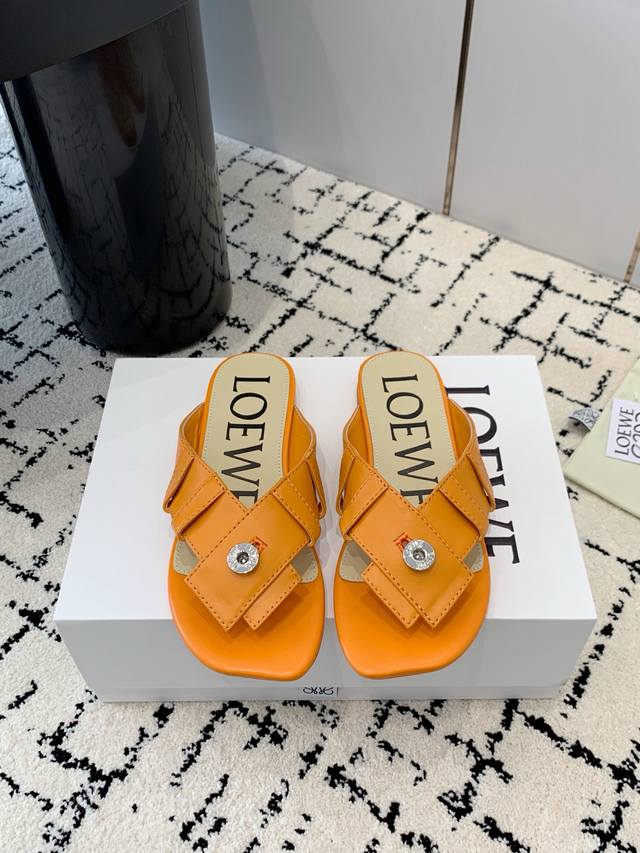 平底 ，中跟 Loewe罗意威25春夏新款拖鞋，毫不费力的时髦感拖鞋，造型别致，舒适度肉眼可见，慵懒随性又不失优雅，夏日清凉出门。 材质：对版牛皮面料 内里：羊