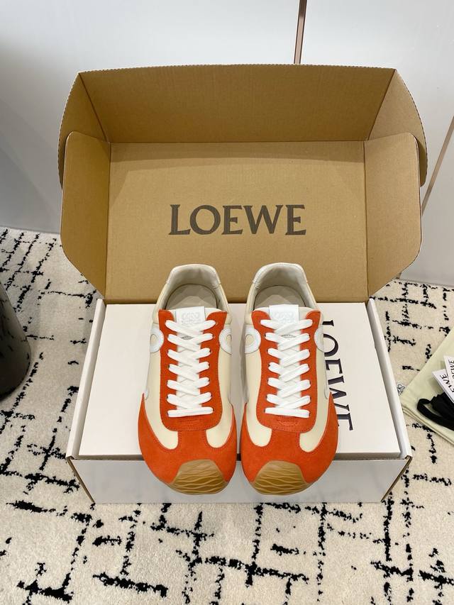 出厂 扣子10，情侣款！ Loewe 今年罗意威的鞋子是大大地火起来了，这款芭蕾休闲鞋，人手一双的节奏 脚后跟设计新颖 像芭蕾舞鞋一样很好的贴合脚后跟，柔软舒适