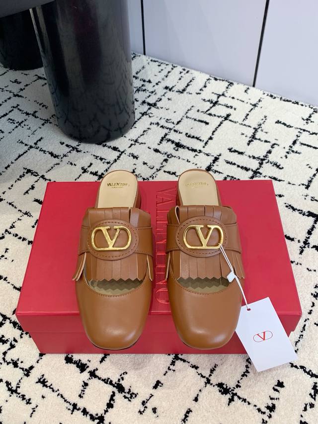 单鞋 ，拖鞋390，Valentino 华伦天奴 2025Ss早春新品 流苏大V扣镂空半拖鞋上新 Valentino Garavani 的经典“Roman St