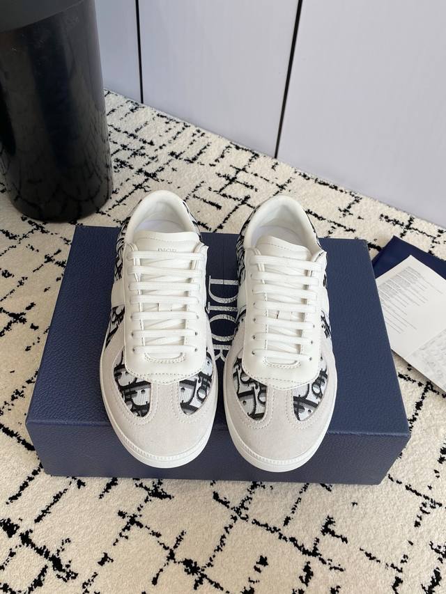 出厂 ，Dior 迪奥 25春夏新款男款休闲阿甘德训运动鞋是为经典德迅款式的回归，复古造型以时尚优雅的廓形重新诠释，舒适优雅百搭的基础款。 这款 Matchpo