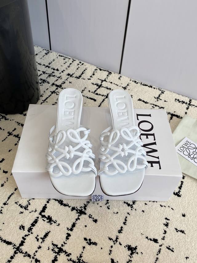 出厂 ，高跟款！2025最新罗意威Loewe Ss夏季限定镂空拖鞋，上脚真的太美了！强烈推荐，超级懒人拖，明星博主同款！ 材质：原版进口羊皮 内里：定制进口羊皮