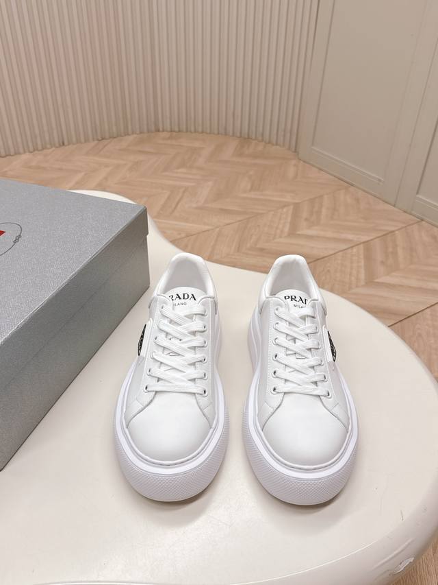 出厂 ，Prada 普拉达 25Ss新款 休闲小白鞋 情侣款 P家时尚小白鞋，重版推出、高品质出货，优雅大方、上脚舒适、超级经典，上脚超轻超级舒适 面料：原版丝