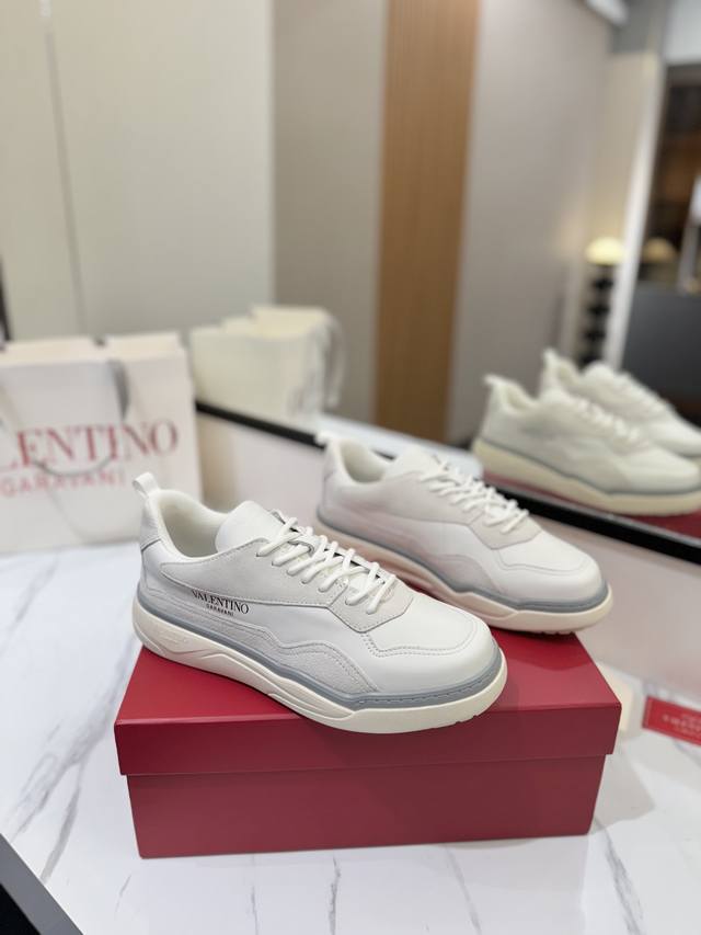 出厂价Pp： Valentino专柜新款华伦天奴中帮新款运动鞋！帅气十足 檀健次 张艺兴 李荣浩演绎，Runboot运动鞋，轻盈舒适，大都市休闲感十足。 原版1