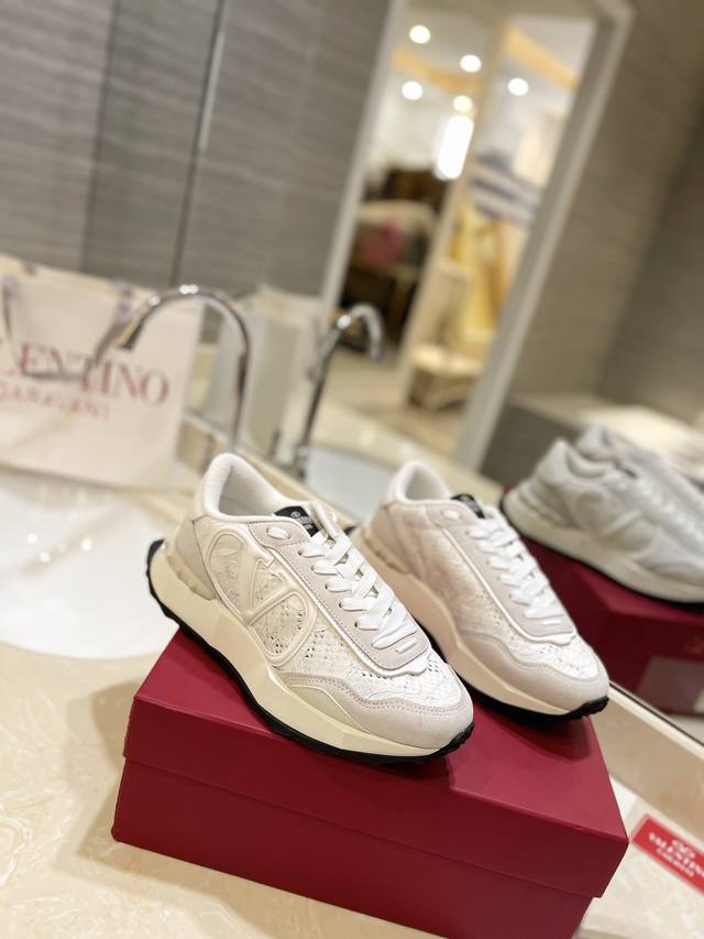 出厂价Pp Valentino 专柜同步、春夏秋蕾新款最高端. 码数:情侣款.女:35-41.男: 38-45 购买原版 1:1复刻. 面料:专柜同款蕾丝多层贴