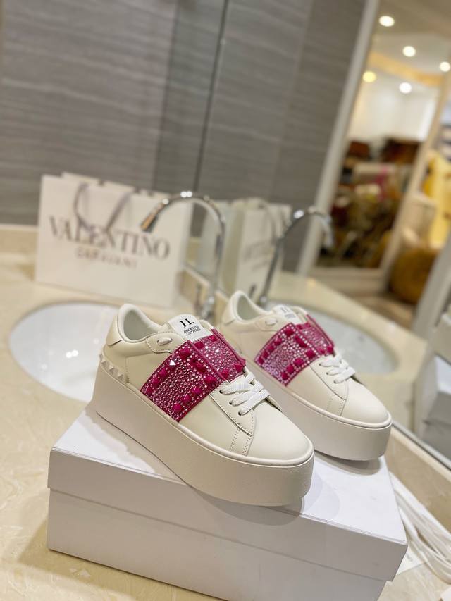 Valentino 小白鞋Garavanirockstuduntitle D-小牛皮厚底运动鞋 -钯金色调铆钉，装饰带特别数字11标签 -背部橡胶铆钉，轻质进口