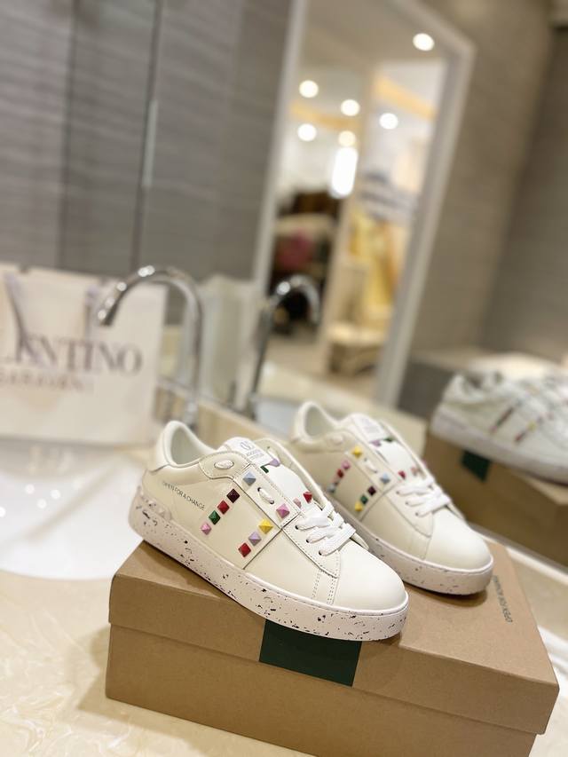 高端品质华伦天奴最经典情侣运动鞋 原版全油边工艺，一比一复刻 色彩斑斓，撞色拼接，勾起浪漫遐想！大胆鲜活的搭配，搭配最吸眼睛！ 面部用料：丝绸牛皮 内里用料：高