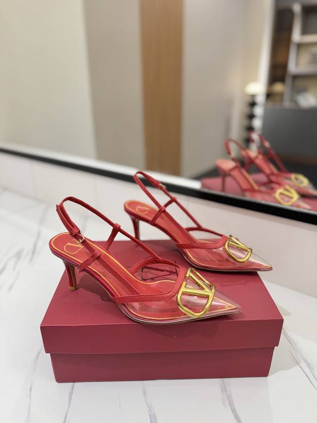出厂价Pp： Valentino 华伦天奴推出全新透明胶片系列，胶片款Vlogo后系带高跟鞋尖头V扣凉鞋。 上脚非常修脚型 重点是很好非常好驾驭 不磨脚不累脚