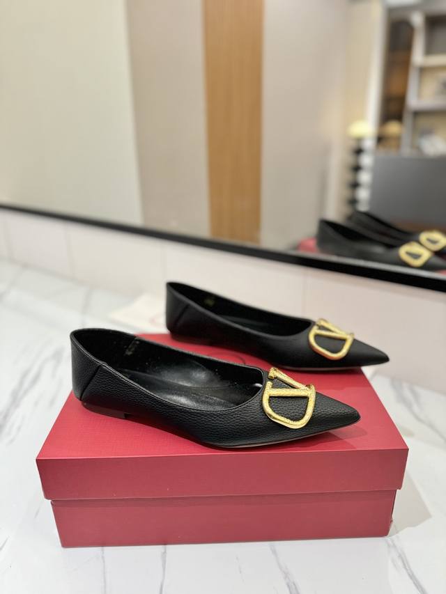 出厂价Pp： Valentino 华伦天奴推出全新平底单鞋系列，一鞋2穿 上脚非常修脚型 重点是很好非常好驾驭 不磨脚不累脚 行走神器！ 金属Vlogo钻扣元素