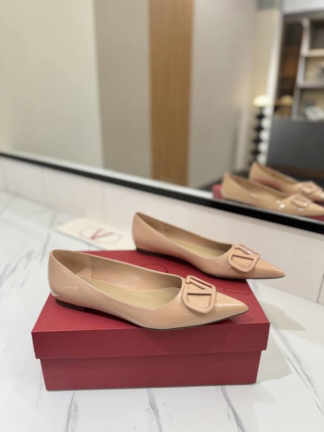 出厂价Pp： Valentino 华伦天奴推出全新单鞋系列，单鞋款平跟鞋尖头V扣凉鞋。 上脚非常修脚型 重点是很好非常好驾驭 不磨脚不累脚 行走神器！ 金属Vl