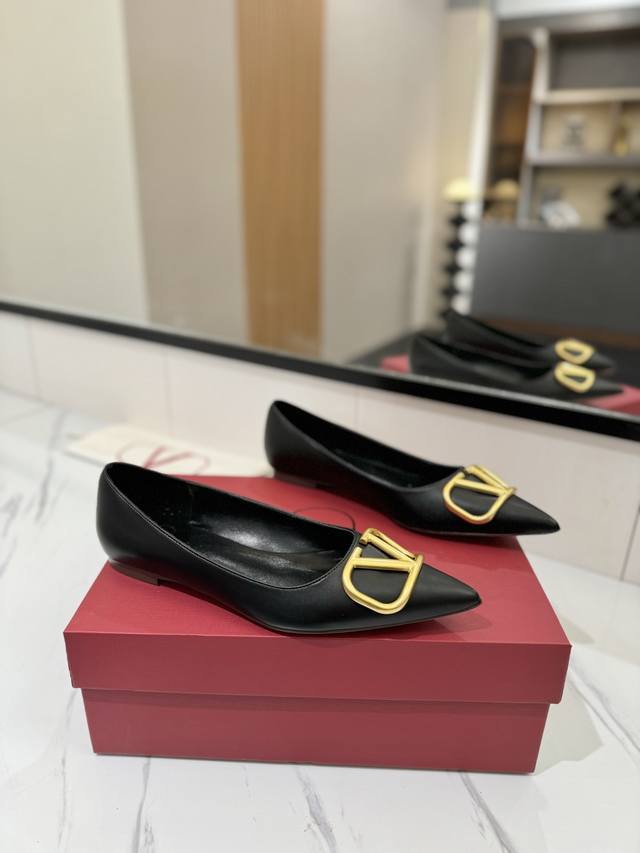 出厂价Pp： Valentino 华伦天奴推出全新单鞋系列，单鞋款平跟鞋尖头V扣凉鞋。 上脚非常修脚型 重点是很好非常好驾驭 不磨脚不累脚 行走神器！ 金属Vl