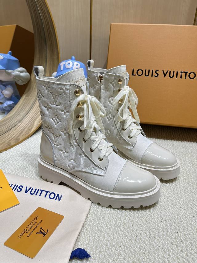 出厂价Pp： 高品质 正式版面 Louis Vuitton 路易威登 马丁靴市场高端产品质量、代购级别原版原单专属材料搭纹理细致的小牛皮，对路易威登特色元素进行