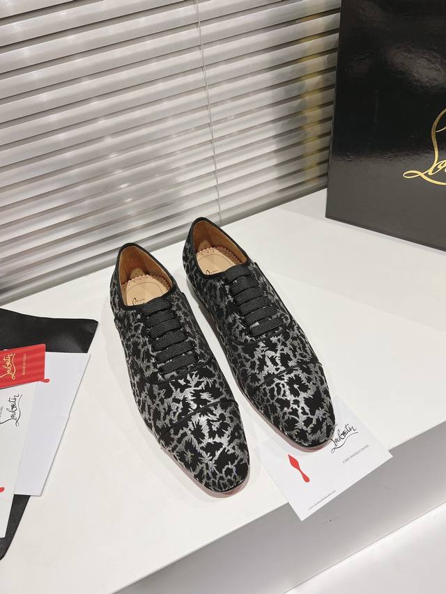 皮片底系带闪电纹尖钉跟款 真皮底 顶级版定制 无论是楦型、面料、钻、钉、内里、大底、都尽可能的接近Zp 鞋底原厂特供原版底 内里进口水染牛皮 私人定制时间3-7