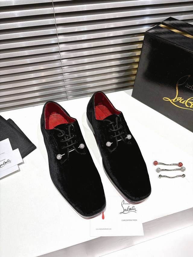 串珠系带黑丝绒款 真皮底 优雅的 Chambeliss Night Strass 拥有流畅的线条。这款 Maison Christian Louboutin 德