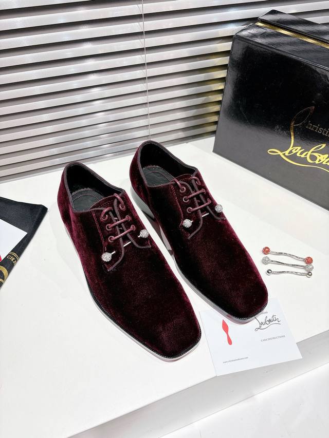 串珠系带酒红绒款 真皮底 优雅的 Chambeliss Night Strass 拥有流畅的线条。这款 Maison Christian Louboutin 德