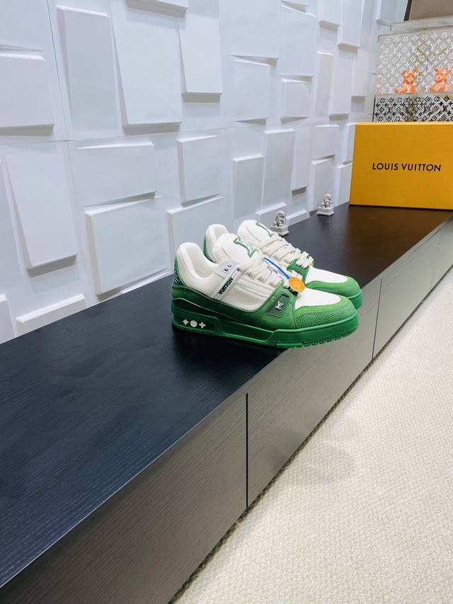 出厂价Pp： Lv 路易威登L家 驴牌 Trainer系列 情侣款 休闲 运动鞋 滑板鞋 本款 Lv Trainer 运动鞋糅合网格面料和粒面正绒面革，于考究鞋