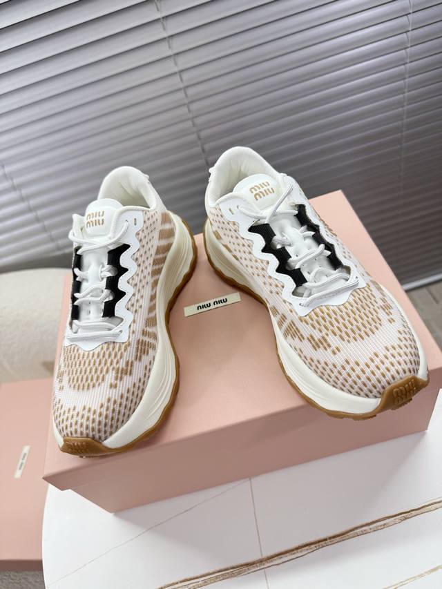 Miumiu缪缪｜2025最新情侣款运动鞋，老爹鞋，厚底鞋~~ Miumiu时尚搭配上脚时髦舒适~~ 面料采用科技网纱工艺，透气网布内里，原版开模橡胶发泡组合大