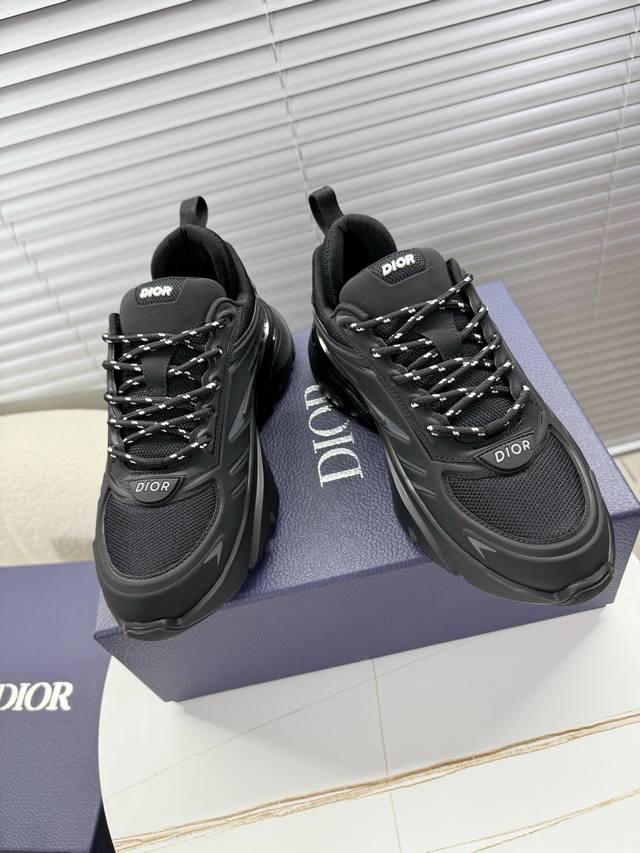 Dior B44 Blade 运动鞋；老爹鞋 B44 Blade 运动鞋以大方的体积感轮廓为特色！鞋面采用同色调的技术织物面板，并在鞋底配有对比鲜明的刀片镶嵌，