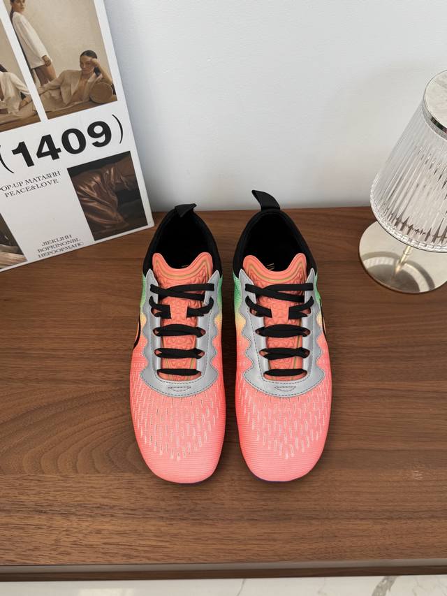 Sngg简介 Runboot 炫彩运动鞋 静奢在时尚圈的统治，开始被 极繁主义 撼动，尤其在薄底鞋方面，鞋挂、鞋花等玩法的盛行，品示出时尚玩家对新趋势的渴Va