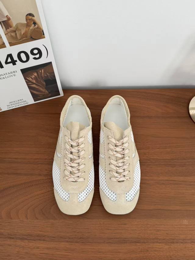 Dries Van Note* Sngg简介｜Dries Van Noten 夏季新款复古得德训鞋 这款是比利时品牌 很多明星私服穿搭常出现 简约的设计既复古又