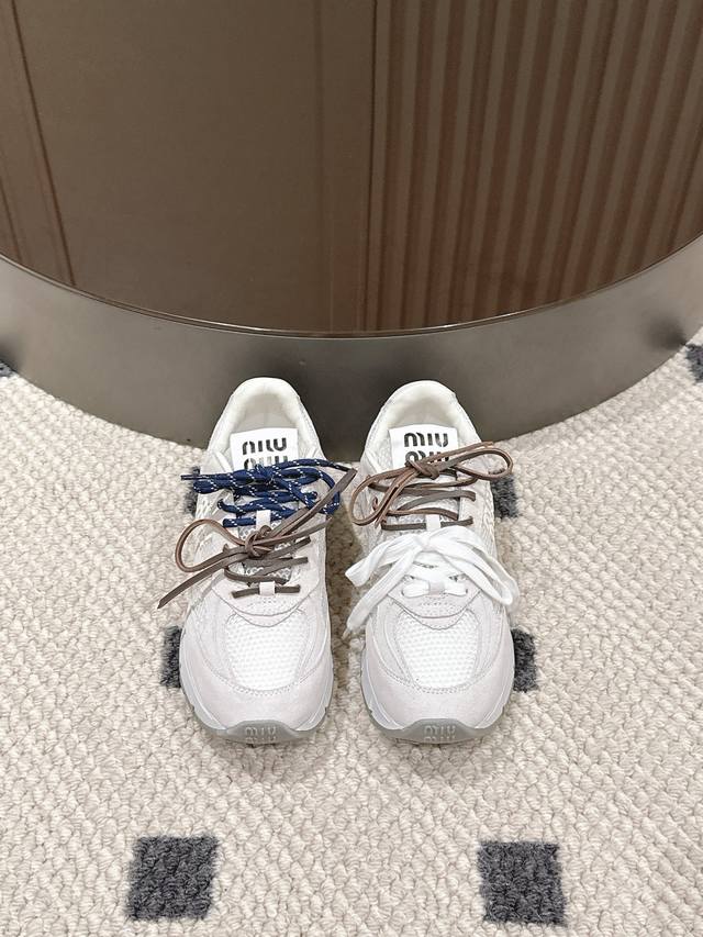 在时尚的舞台上，Miu Miu运动鞋是耀眼的主角。黑白交织的款式，是个性与经典的完美融合，带着不羁的态度；全白的那一双，则如纯净的诗篇，简约而不失高雅。它们不仅