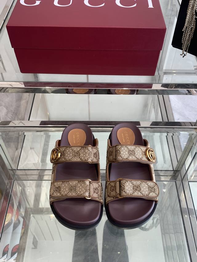 Gucci 古驰 2025Ss 新款水晶双G帆布平底凉鞋 这款平底凉鞋采用魔术粘带设计，现代感十足且充满运动气息，带来舒适感受。这款配饰以安哥拉红色Gg水晶帆布