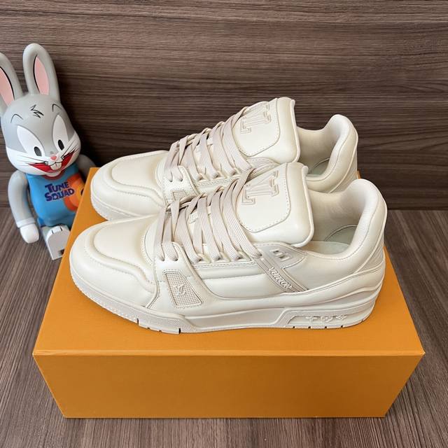 顶级版本Louis Vuitton Trainer圆头系带米色低帮板鞋。 原版Zp开发从皮料到配饰都历经长时间打磨还原Zp 质感。 面料进口牛皮 私模大底Tpu
