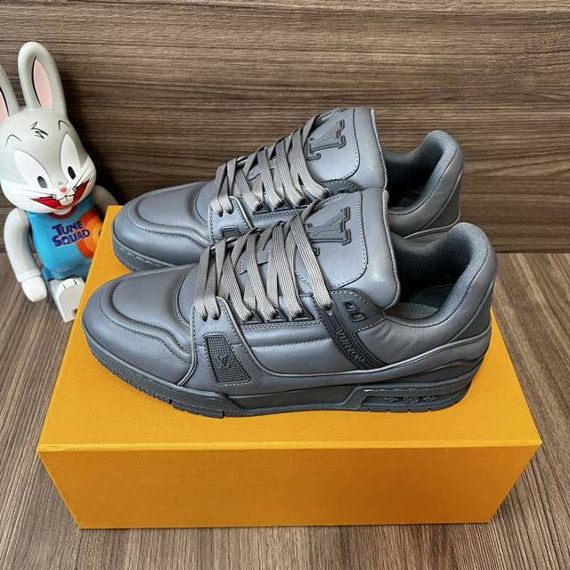 顶级版本Louis Vuitton Trainer圆头系带深灰低帮板鞋。 原版Zp开发从皮料到配饰都历经长时间打磨还原Zp 质感。 面料进口牛皮 私模大底Tpu