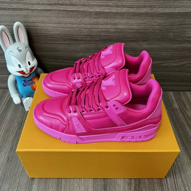 顶级版本Louis Vuitton Trainer圆头系带桃红色低帮板鞋。 原版Zp开发从皮料到配饰都历经长时间打磨还原Zp 质感。 面料进口牛皮 私模大底Tp